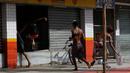 Para penjarah memasuki toko elektronik di Vitoria, negara bagian Espirito Santo, Brasil, (7/2). Kejahatan meningkat setelah polisi mogok kerja memprotes gaji yang kecil. (AP/Diego Herculano)