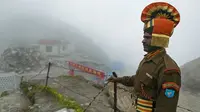 Seorang tentara India berjaga-jaga di wilayah perbatasan  (AFP)