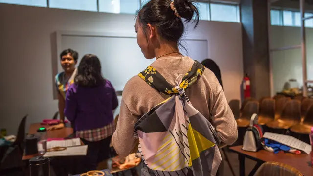 Furoshiki atau seni melipat atau membungkus kain tradisional Jepang. (Foto: Dok J. Sukarno/Greenpeace Indonesia)