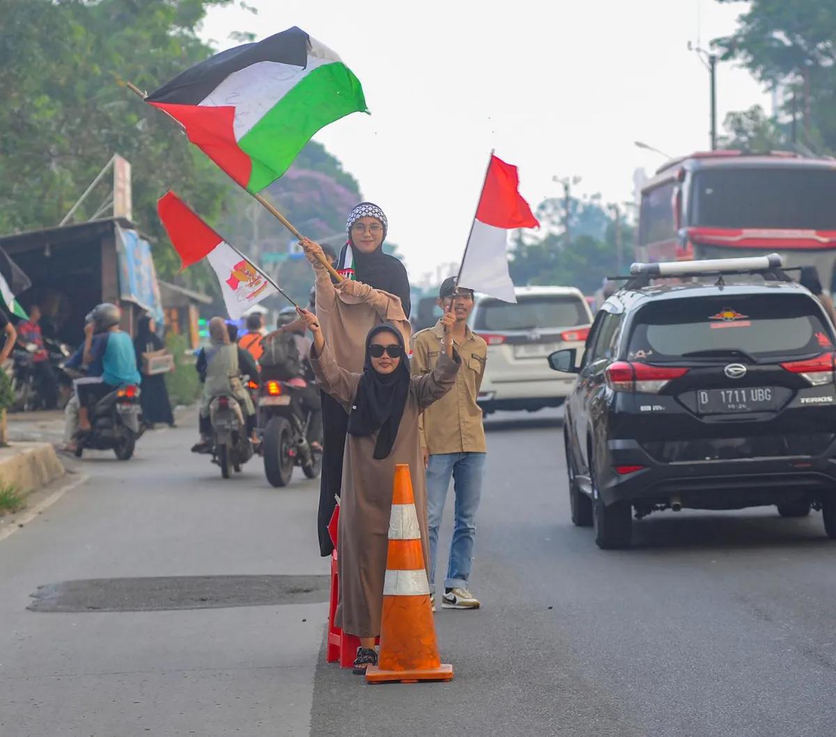 Sejumlah santriwan dan santriwati bersama&nbsp; masyarakat setempat di kawasan kabupaten Bogor menggelar aksi  penggalangan donasi solidaritas untuk Palestina pada hari Minggu (19/11/2023).