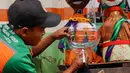 Pembuatan ondel-ondel mini melibatkan empat petugas UPS BA Jatinegara. (Liputan6.com/Herman Zakharia)