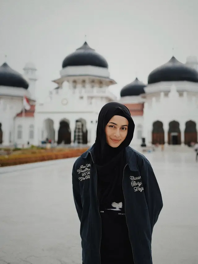 7 Potret Sintya Marisca Pakai Hijab saat Touring Vespa di Aceh, Tuai Sorotan
