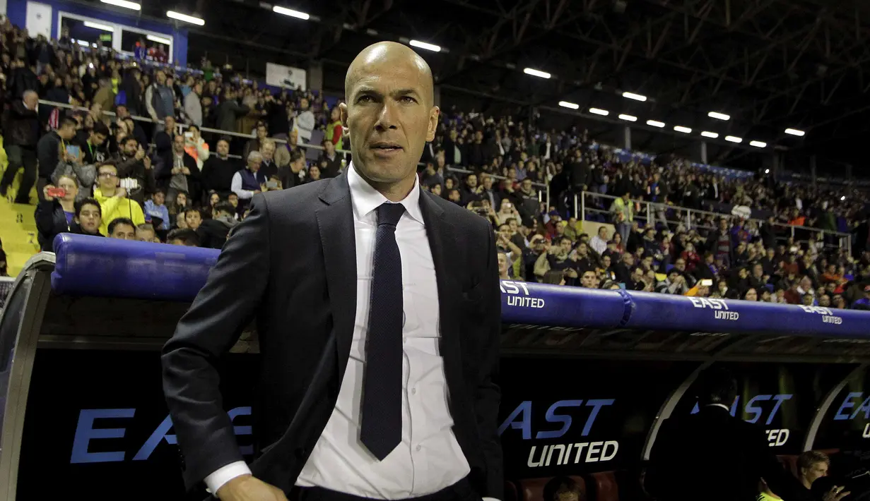 Pelatih Real Madrid, Zinedine Zidane tengah serius menyaksikan anak-anak asuhnya berlaga melawan Levante UD pada laga lanjutan La Liga Spanyol; di Stadion Ciutat de Valencia; Kamis (3/3/2016) dini hari WIB. (REUTERS/Heino Kalis)