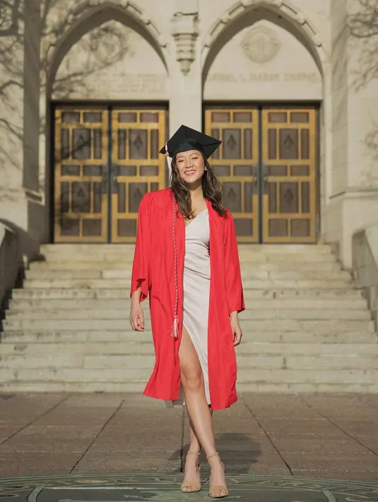 Laura juga meraih lulusan terbaik, dengan predikat kehormatan tertinggi, Summa Cum Laude dari boston University. (Foto: Instagram/ @mayzurstla)
