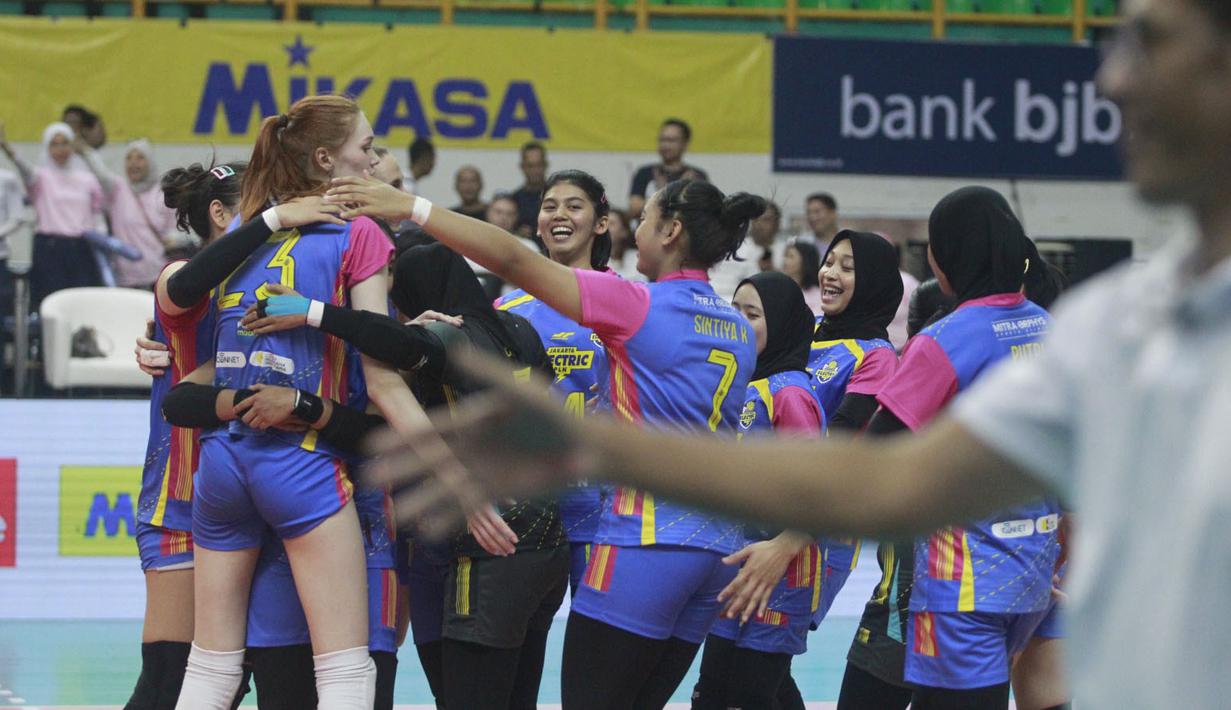 <p>Selebrasi para pemain Jakarta Electric PLN, Marina Markova (kiri) dkk merayakan kemenangan 3-0 (25-19, 25-22, 26-24) atas Jakarta Livin Mandiri pada laga seri kedua putaran kedua PLN Mobile Proliga 2024 di GOR Si Jalak Harupat, Kabupaten Bandung, Jumat (7/6/2024). (Dok. PBVSI)</p>
