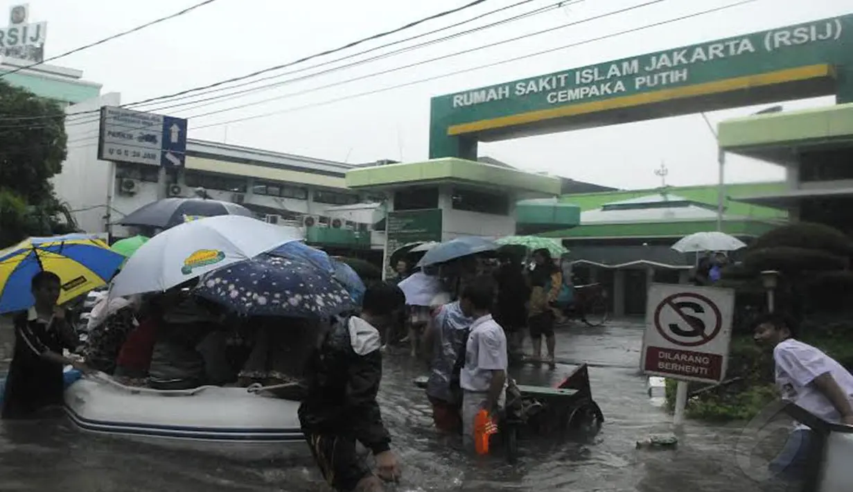Beberapa anak-anak juga tampak menawarkan jasa perahu pada pengunjung yang akan meninggalkan rumah sakit pada Senin (09/02/14)
