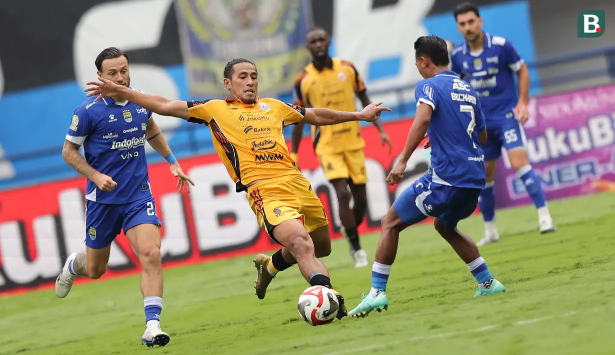 Pemain Persija Jakarta, Hanif Sjahbandi (tengah) berusaha melewati penjagaan pemain Persib Bandung dalam laga lanjutan BRI Super League 2025/2026 di Stadion Gelora Bandung Lautan Api, Bandung, Minggu (11/01/2026). (Bola.com/Abdul Aziz)