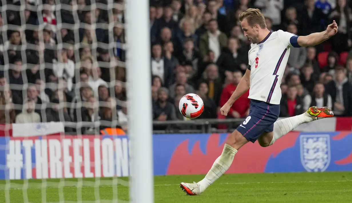 Penyerang Inggris Harry Kane mencoba melepaskan tembakan ke gawang Hongaria pada lanjutan Kualifikasi Piala Dunia 2022 Zona Eropa Grup I di Stadion Wembley, London, Rabu (13/10/2021) dini hari WIB. Inggris harus puas bermain imbang 1-1 saat menjamu Hongaria. (AP Photo/Kirsty Wigglesworth)