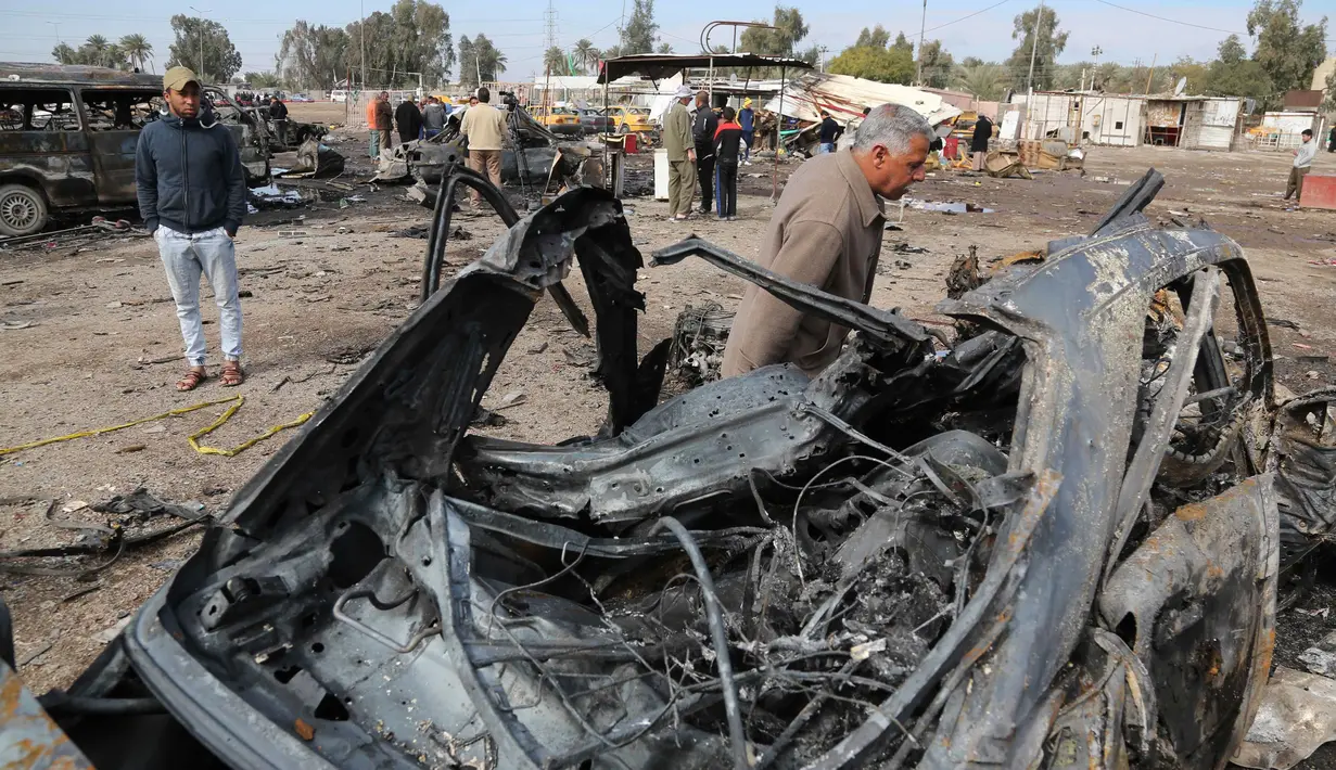 Kondisi mobil yang hancur akibat serangan bom mobil yang diduga dilakukan oleh ISIS di permukiman al-Bayaa, Irak, Kamis (16/2). ISIS mengklaim lewat agensi beritanya, Aamaq bahwa serangan itu ditujukan kepada Muslim Syiah. (AP Photo/ Karim Kadim) 
