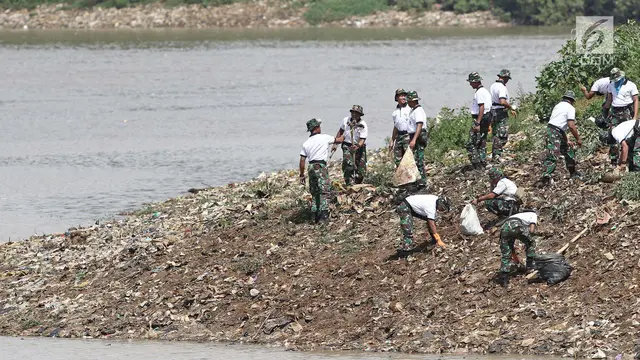 Peringati HUT ke-72, Personil TNI AL Bersihkan Sungai Citarum