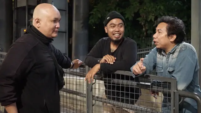 TIGA MAWARNIH