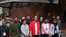 Presiden Joko Widodo dan Ibu Negara Iriana Joko Widodo berjalan kaki sambil berbincang bersama pelajar dan mahasiswa Indonesia di sekitar Water Front di Selandia Baru (19/3). (Liputan6.com/Pool/Biro Pers Setpres)