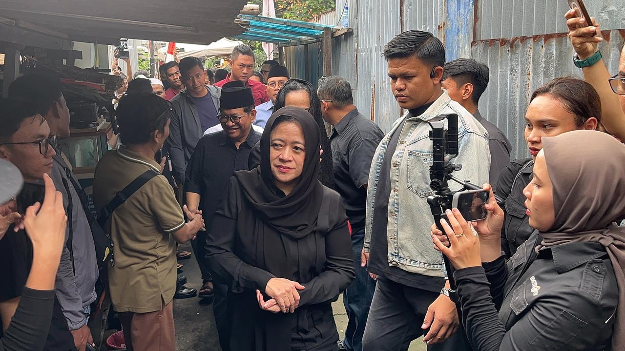 Puan Melayat Affan, Ojol Korban Rantis Brimob, dengan Busana Serba Hitam