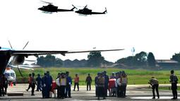 Jenazah korban jatuhnya helikopter NBO-105 milik Polri di perairan Manggar, Belitung Timur, Provinsi Kepulauan Bangka Belitung, tiba di Markas Polairud, Pondok Cabe, Tangerang Selatan, Rabu (30/11/2022). Jenazah Co Pilot Briptu M Lasminto dan Bripda Bripda M Chairul Anam rencananya akan dimakamkan di Serang dan Magetan. (merdeka.com/Arie Basuki)