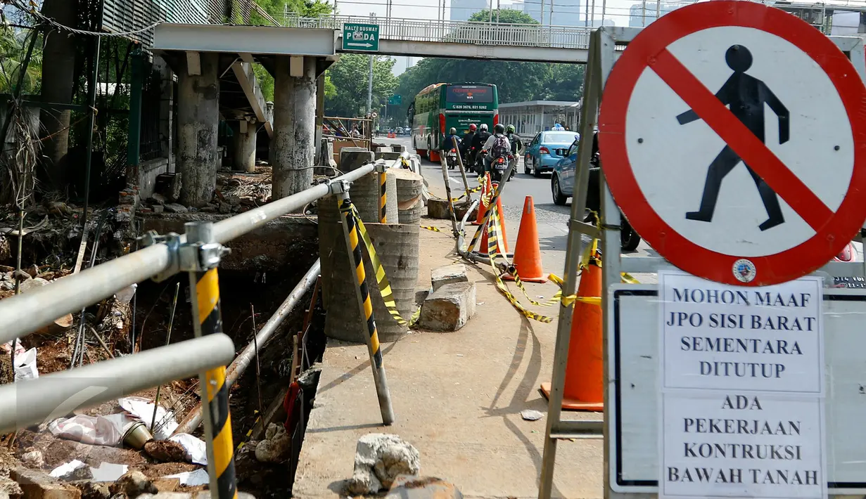 Tanda peringatan penutupan jalan terlihat terpasang di dekat proyek pembongkaran struktur baja JPO sisi barat Polda Metro Jaya, di Jalan Jenderal Sudirman, Jakarta, Senin (23/11). (Liputan6.com/Yoppy Renato)