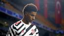 Penyerang Manchester United, Marcus Rashford, tertunduk lesu usai ditaklukkan Istanbul Basaksehir pada laga Liga Champions di Stadion Fatih Terim, Kamis (5/11/2021). MU kalah dengan skor 2-1. (AP Photo)