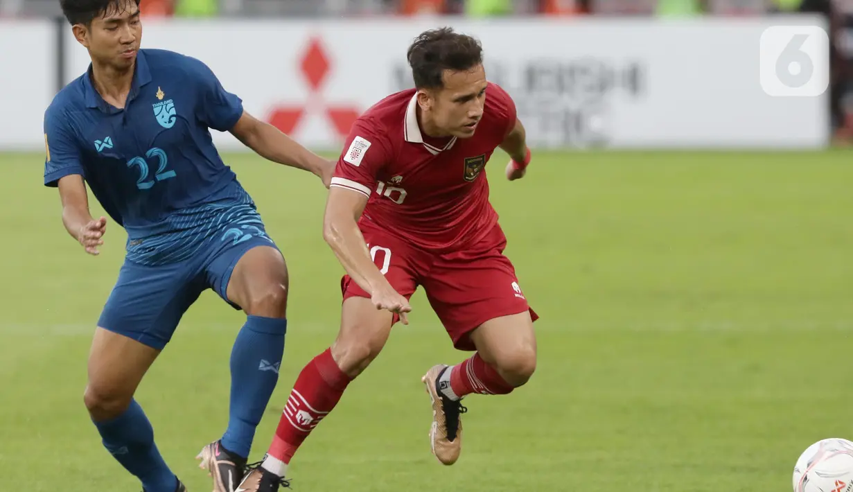 Pemain tengah timnas Indonesia, Egy Maulana Vikry (kanan) berebut bola dengan Channarong Promsrikaew (Thailand) pada lanjutan kualifikasi Grup A Piala AFF 2022 di Stadion Utama Gelora Bung Karno, Jakarta, Kamis (29/12/2022). Laga berakhir imbang 1-1 meski Indonesia sempat unggul lewat gol yang dicetak Marc Anthony Klok lewat titik putih. (Liputan6.com/Helmi Fithriansyah)