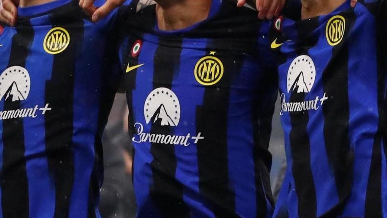 Seperti Reaksi Nicolo Barella, Lautaro Martinez dan Hakan Calhanoglu yang bersorak-sorai saat meluapkan kegembiraannya merayakan kemenangan timnya mengunci juara Serie A Foto: REUTERS / Alessandro Garofalo