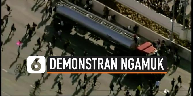 VIDEO: Demonstran Ngamuk di Jalan Tol, Serbu Mobil Truk