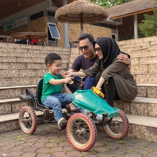Fedi Nuril Umumkan Istri Hamil, Ini 7 Potret Kebersamaan Keluarga Kecilnya