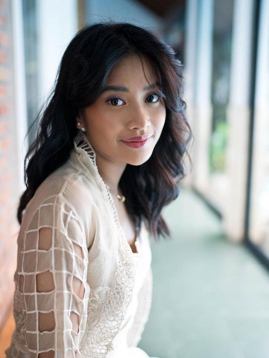 Menggenakan pakaian sang ibu Ikke Nurjanah, Adira Kania tampil cantik dengan Gaun putih saat Lebaran Idul Fitri kemarin. Penampilan Adira mengenakan gaun ini ternyata pernah dipakai Ikke Nurjanah di acara penghargaan AMI Awards 1997. (Instagram/adirakania)