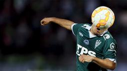 Pemain Santiago Wanderers, Paulo Rosales berusaha menyundul bola saat pertandingan melawan Libertad pada ajang Copa Sudamericana di Valparaiso, Chile, Rabu (12/8/2015). Reuters/Rodrigo Garrido)