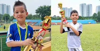 Artis Titi Kamal membagikan momen pertama dua anaknya mendapat piala pertamanya. Potret bahagia terlihat dari  Arjuna Zayan Sugiono dan Kai Attar Sugiono memegang piala yang baru saja diterima. Berikut beberapa potretnya,Juna dan Kai mendapat piala dari sepak bola. [Instagram/titi_kamall]