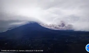 Gunung Semeru di Lumajang kembali erupsi pada Selasa menjelang malam (24/2/2026), pukul 17.36 WIB. (Liputan6.com/ Dok PVMBG)