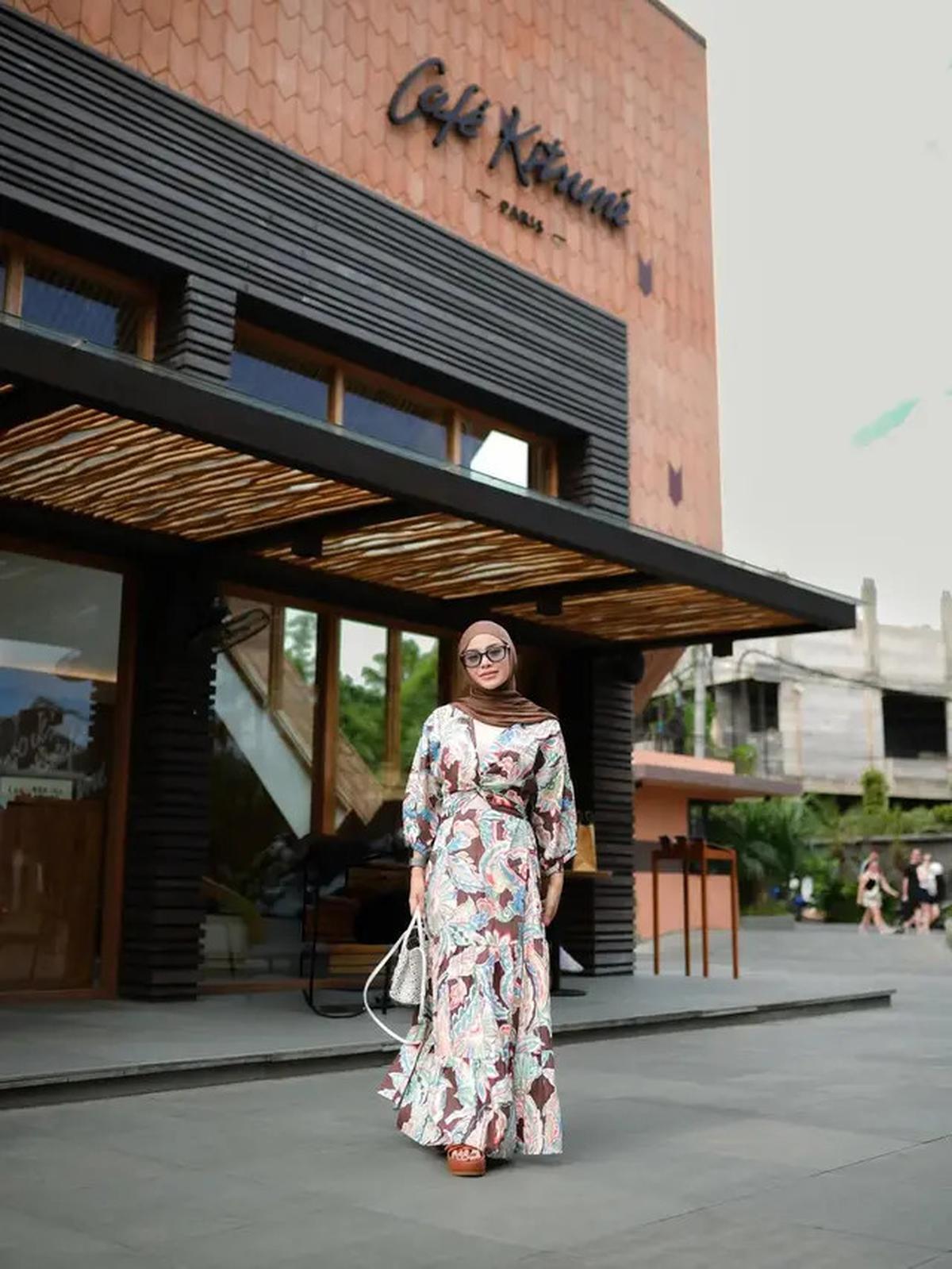 Gaya Aurel Hermansyah Terbaru saat Nongkrong di Kafe Bali, Anggun dengan Dress Flowy dan Tas Putih