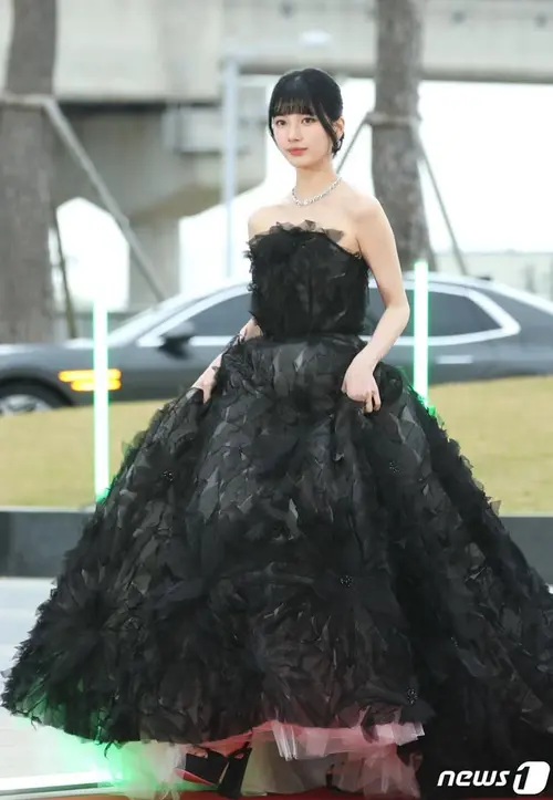 Suzy black dress store