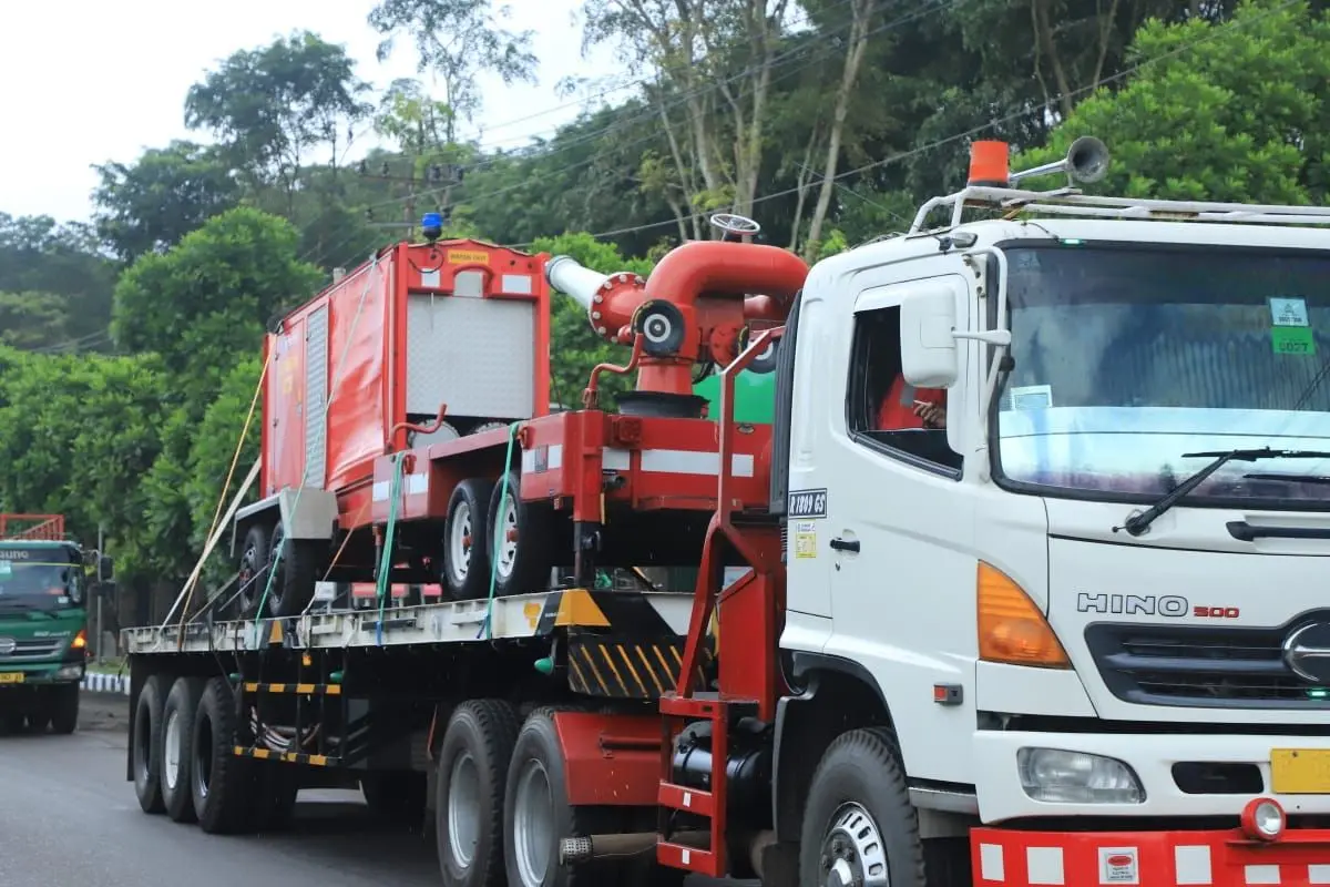 Pertamina Refinery Unit (RU) IV Cilacap mengirimkan bantuan untuk menangani insiden kebakaran tanki di Kilang Balongan.