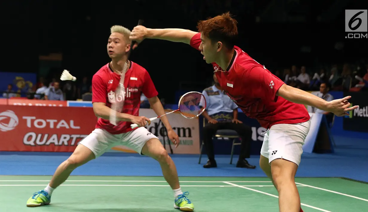 Ganda Putra Indonesia, Kevin Sanjaya Sukamuljo/Markus Gideon menahan serangan Kim Astrup/Anders S Rasmussen (Denmark) di Babak 32 Besar Indonesia Open 2017 di Jakarta, Rabu (14/6). Kevin/Markus kal;ah 16-21, 16-21. (Liputan6.com/Helmi Fithriansyah)