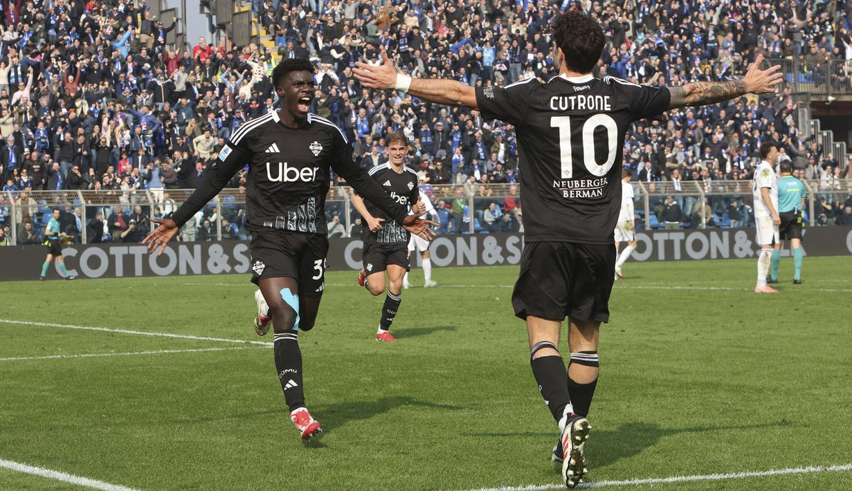 Pemain Como, Assane Diao melakukan selebrasi setelah mencetak gol ke gawang Napoli dalam laga lanjutan Liga Italia 2024/2025 di Giuseppe-Sinigaglia Stadium, Como, Italia, Minggu (23/02/2025) waktu setempat. (AP Photo/LaPresse/Antonio Saia)