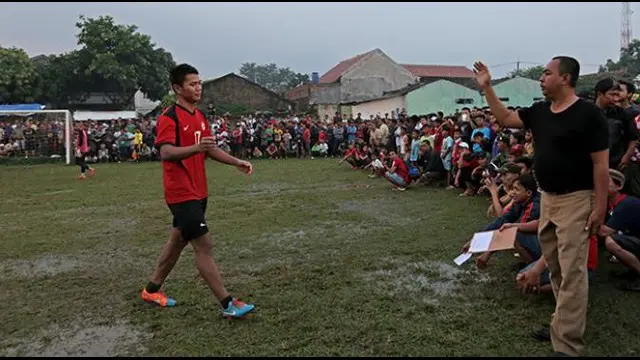 Pemain Persib Bandung Ahmad Jufrianto gagal melakukan eksekusi penalti saat ia bermain tarkam di Ciputat, Tangerang Selatan.