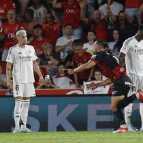 Pemain Real Madrid, Federico Valverde dan Aurelien Tchouameni menyaksikan pemain Mallorca, Vedat Muriqi mencetak gol dalam pertandingan La Liga 2024/2025, Senin (19/8/2024) dini hari WIB. (AP Photo/Francisco Ubilla)