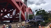 Proses Pengangkatan Jembatan Holtekamp. (Liputan6.com / Katharina Janur)