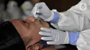 Pedagang saat menjalani Tes Swab Covid-19 di Pasar Kramat Jati, Jakarta, Rabu (17/6/2020). Ratusan pedagang Pasar Kramat Jati menjalani tes swab secara bertahap sebagai upaya pemerintah memutus rantai penyebaran virus Covid-19. (merdeka.com/Iqbal S. Nugroho)