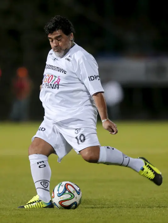 Mantan Penyerang Argentina, Diego Armando Maradona mencoba mengontrol bola pada laga amal untuk Perdamaian di Techo stadion, Bogota, Kolumbia (10/42015). (REUTERS/John Vizcaino)