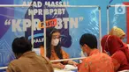 Konsumen mengurus dokumen pada Akad Kredit Massal KPR BP2BT di Perumahan Dream Land II, Kabupaten Banyuasin, Palembang, Sumatera Selatan, Sabtu (20/11/2021). Akad massal dilakukan secara serentak di Indonesia dengan target 11 ribu unit rumah dalam rangkaian HUT KPR BTN ke-45. (Liputan6.com/HO/BTN)