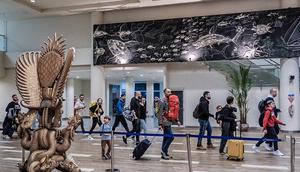 Suasana area kedatangan Bandara Internasional I Gustri Ngurah Rai, Denpasar, Bali. (dok. Biro Komunikasi Publik Kemenpar)