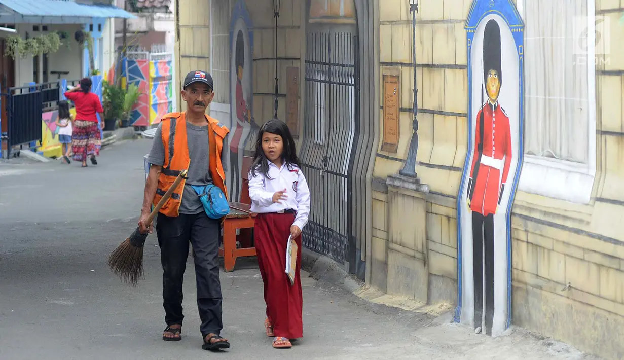 Warga berjalan melintasi gambar Istana Kerajaan Inggris di Gang Kepatihan, Jalan Veteran, Kebon Kelapa, Bogor Tengah, Bogor, Jawa Barat, Jumat (15/3). Gang Kepatihan mengusung tema internasional. (merdeka.com/Arie Basuki)