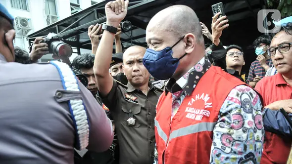 Tersangka Irjen Pol Teddy Minahasa mengenakan rompi merah Kejaksaan saat menuju mobil tahanan usai pelimpahan tahap II kasus narkoba di Kejaksaan Negeri Jakarta Barat, Rabu (11/1/2023). Penyidik Ditresnarkoba Polda Metro Jaya resmi melimpahkan berkas perkara kasus narkoba mantan Kapolda Sumatera Barat Irjen Pol Teddy Minahasa dan sejumlah tersangka ke Kejari Jakarta Barat. (merdeka.com/Iqbal S Nugroho)
