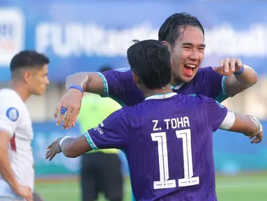Pemain Persita Tangerang, Ryuji Utomo bersama Muhammad Toha merayakan kemenangan atas Persik Kediri dalam lanjutan BRI Liga 1 di Indomilk Arena, Tangerang, Jumat (7/2/2025). (Bola.com/M Iqbal Ichsan)