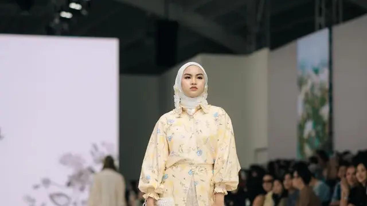 5 Potret Anggun dan Fresh Xaviera Putri dalam Busana Lokal di Jakarta Fashion Week 2025