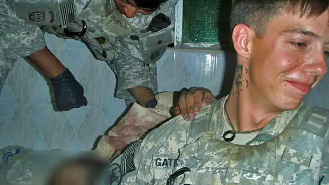 Sejumlah tentara AS bergaya foto menggunakan bagian-bagian tubuh mayat seorang Afghan. (Sumber rawa.org)