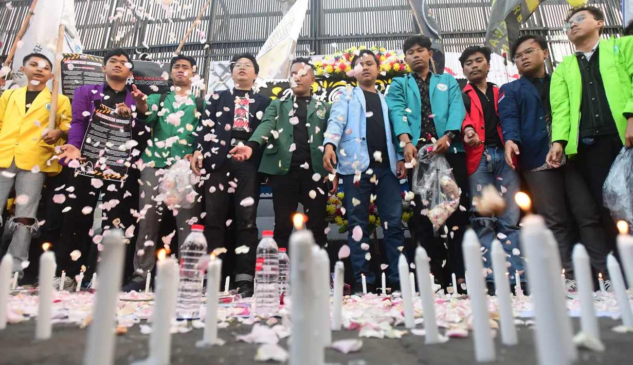 Mereka juga meminta pembebasan segera kawan-kawannya yang ditahan serta stop kriminalisasi gerakan mahasiswa dan rakyat. (merdeka.com/Arie Basuki)