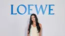 Aktris asal Korea Selatan Kim Yoo-jung mencuri perhatian lewat tampilannya yang feminin sekaligus modern. Ia mengenakan mini dress putih dengan siluet sederhana namun berkelas, dipadukan dengan Puzzle Bag berwarna cokelat,  salah satu ikon Loewe yang langsung menambah kesan timeless pada keseluruhan look-nya.