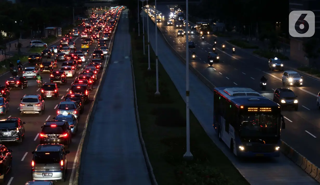 Sejumlah kendaraan terjebak kepadatan arus lalu lintas di Jalan Jenderal Sudirman, Jakarta, Rabu (27/5/2020). Empat provinsi di Indonesia termasuk DKI Jakarta akan mulai melakukan persiapan menuju new normal atau tatanan kehidupan baru menghadapi COVID-19. (Liputan6.com/Helmi Fithriansyah)