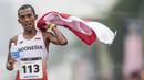 Pelari Indonesia, Agus Prayogo, melakukan selebrasi usai tampil pada nomor marathon SEA Games di Putrajaya, Kuala Lumpur, Sabtu (19/8/2017). Agus meraih medali perak dengan waktu dua jam 27 menit 16 detik. (Bola.com/Vitalis Yogi Trisna)