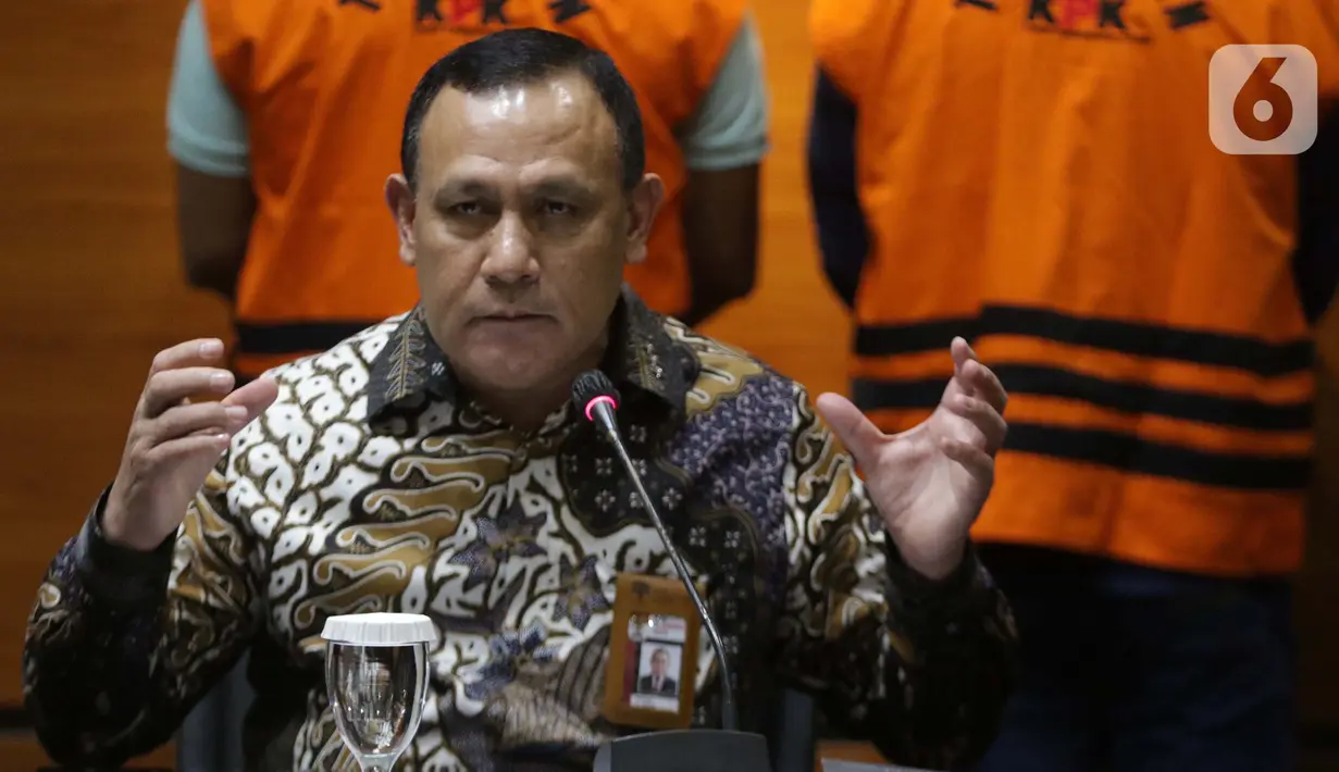 Ketua KPK Firli Bahuri menyampaikan keterangan terkait penahanan penyidik KPK, Stepanus Robin Pattuju di Gedung KPK, Jakarta, Kamis (22/4/2021). Stepanus ditahan sebagai tersangka dugaan penerimaan hadiah terkait penanganan perkara Wali Kota Tanjung Balai 2020-2021. (Liputan6.com/Helmi Fithriansyah)
